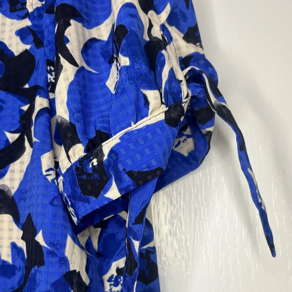 3 for $20 Who What Wear Floral Blue and Black Women's Top Size Small Runs Bigger - Picture 4 of 7